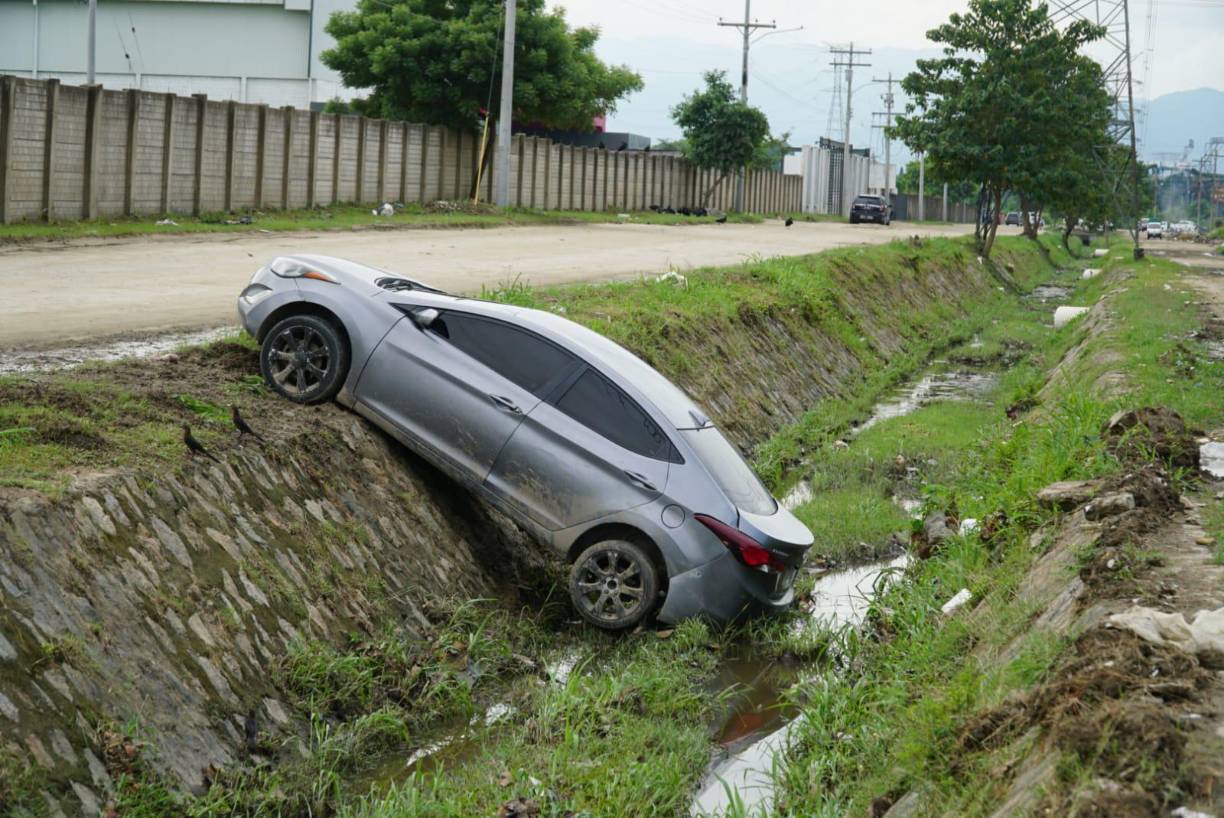 Sin embargo, el propietario del turismo color gris decidió lanzarse a una hondonada y así evitar que los maleantes pudieran llevárselo.