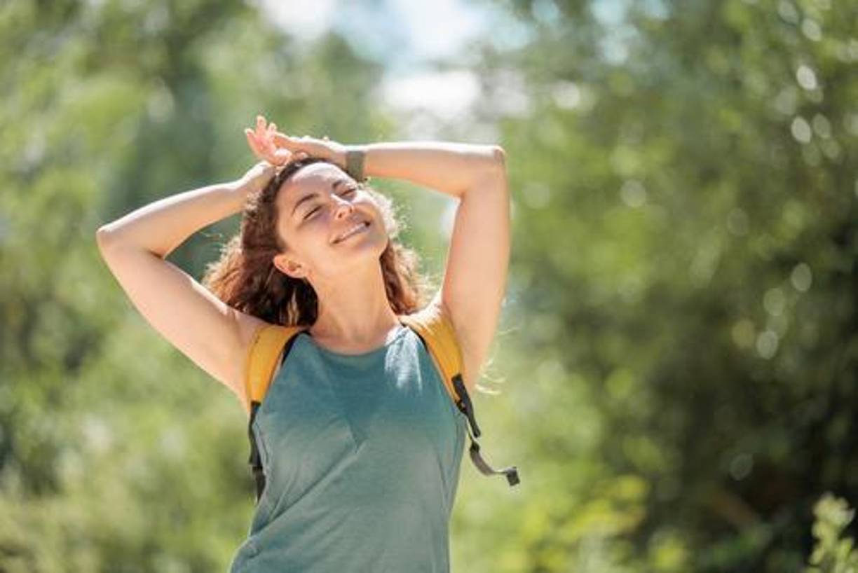 El glicinato de magnesio, por otro lado, es menos probable que cause efectos laxantes y es conocido por ser suave con el sistema digestivo. Esta forma de magnesio es más adecuada para quienes buscan mejorar el cansancio sin tener problemas gastrointestinales.
