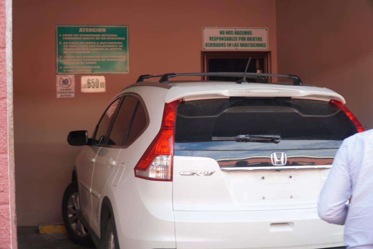 Los delincuentes aprovecharon que la joven paró la marcha del automotor por el golpe que le habían pegado y se la llevaron por la fuerza.