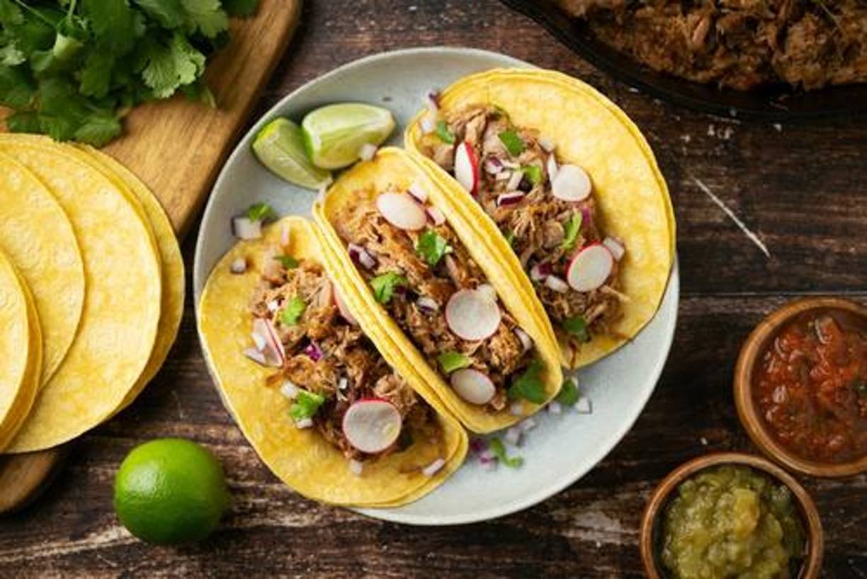 Tacos de cerdo: Utiliza la carne de cerdo sobrante para hacer unos deliciosos tacos. Calienta la carne y sírvela en tortillas de maíz con cebolla, cilantro y una salsa de tu elección. Puedes añadir un toque de limón para realzar los sabores.