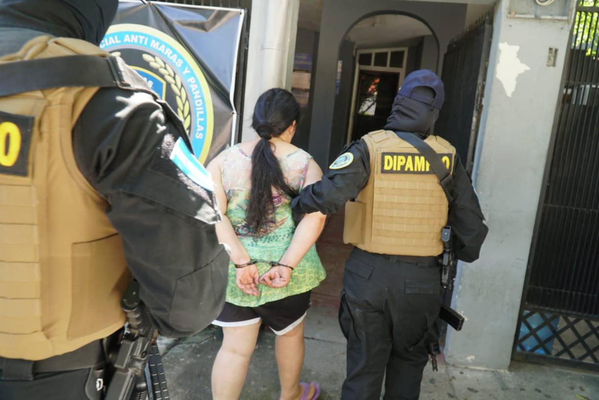 Hacía llamadas extorsivas y apuntaba en libretas: Capturan a administradora de “Los Iluminati”