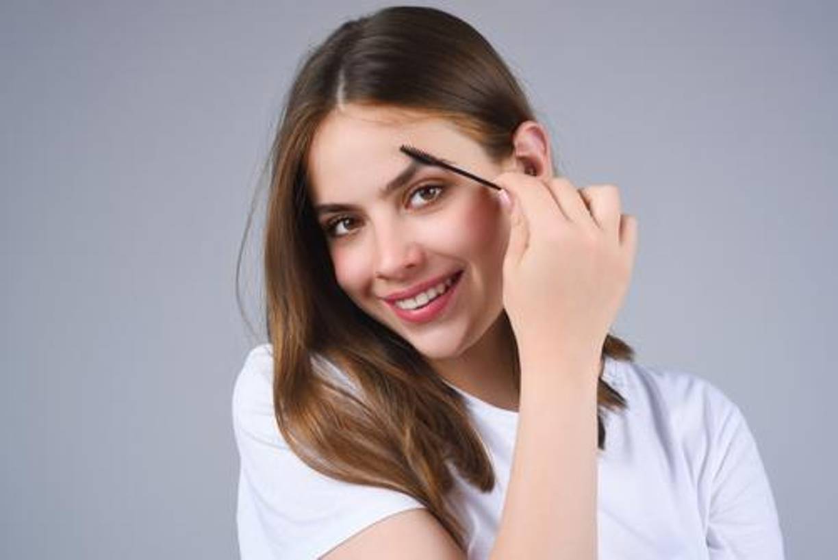 Además se aconseja que las cejas estén bien definidas, algo que puede aportar un efecto ”lifting” al rostro, agrandar los ojos o hacer la mirada más profunda. Con las cejas bien depiladas y diseñadas la armonía natural del óvalo facial que se desea conseguir con el ”no makeup” estará un paso más cerca.