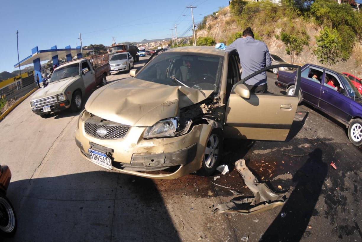 El percance se dio a la altura de Loarque, sobre el puente de la colonia Satélite, cuando el pesado vehículo, por razón aún no esclarecidas, embistió a los automotores que se encontraban en el tráfico.