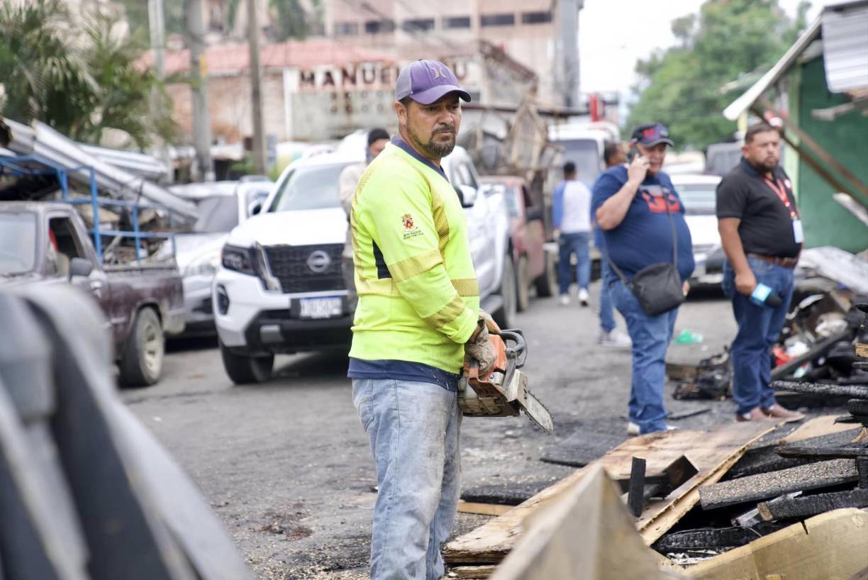 Los locales incendiados pertenecen a vendedores estacionarios, ubicados en la 2 avenida entre la 1 y 2 calles, una cuadra arriba de Maheco.