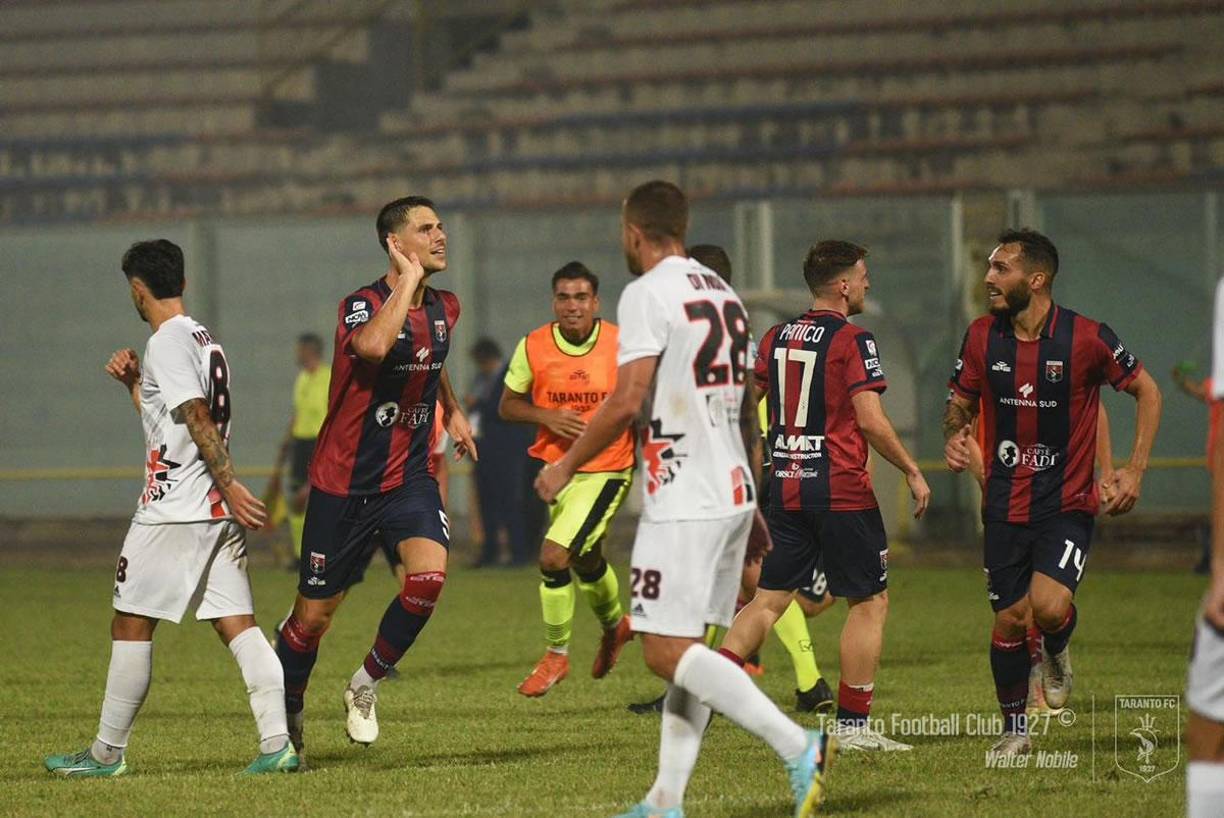 Los goles para el triunfo del Taranto FC fueron obra de Matías Antonini Lui al minuto 65 y Mamadou Kanouté al 85′.