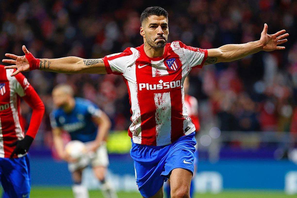 A Luis Suárez no le faltan pretendientes pese a sus 35 años. El último que se ha interesado en el delantero uruguayo es el Atalanta, equipo que ha jugado Champions League esta temporada. El club italiano, según informa Marca, ya ha hablado con el entorno del futbolista.En otra información de Radio La Red, Luis Suárez habría pedido a River Plate entre 7 y 10 días para valorar la propuesta de contrato transmitida esta semana.