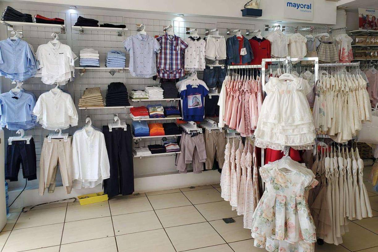 1. Categoría Compras: Chiccolandia. El lugar ideal para que los pequeñitos del hogar vistan a la moda. Sobresalen por sus originales colecciones y amplia gama de productos como zapatos, accesorios, juguetes y más 800 marcas de ropa. Cuentan con establecimientos en San Pedro Sula y Tegucigalpa, pero ofrecen envíos a nivel nacional, siendo la alternativa idónea para los padres que quieren que sus hijos luzcan atuendos de excelente calidad.