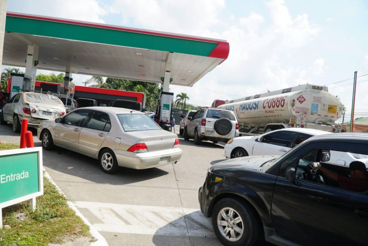 “Debido a los últimos acontecimientos en cuanto a las tomas de carreteras por parte del sector transporte, nuestras cisternas no han podido avanzar, motivo por el cual estamos realizando un racionamiento en la venta de combustibles”, informó una de las gasolineras que opera en Tegucigalpa, a través de un comunicado.