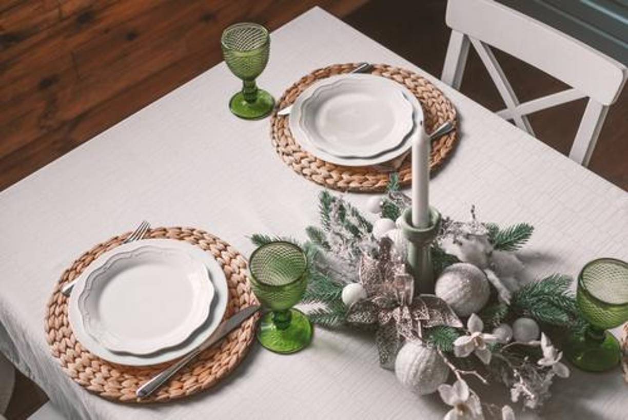 Utilizar la creatividad para decorar la mesa familiar con ramas de pino, bellotas, esferas navideñas o cualquier otro ornamento navideño, es todo lo que se necesita para darle el toque festivo también a las casas con sala y comedor juntos en un mismo espacio.