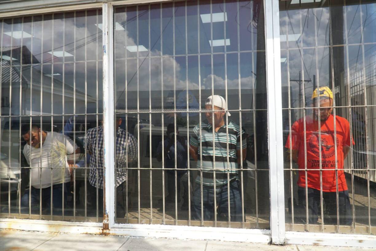 Cuatro asaltantes fueron detenidos este martes por la mañana dentro de una agencia bancaria en San Pedro Sula.