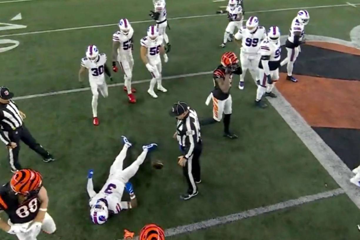 Damar Hamlin se puso de pie, pareció ajustar su máscara y alrededor de tres segundos después se desplomó de espaldas, quedando en el suelo sin moverse.