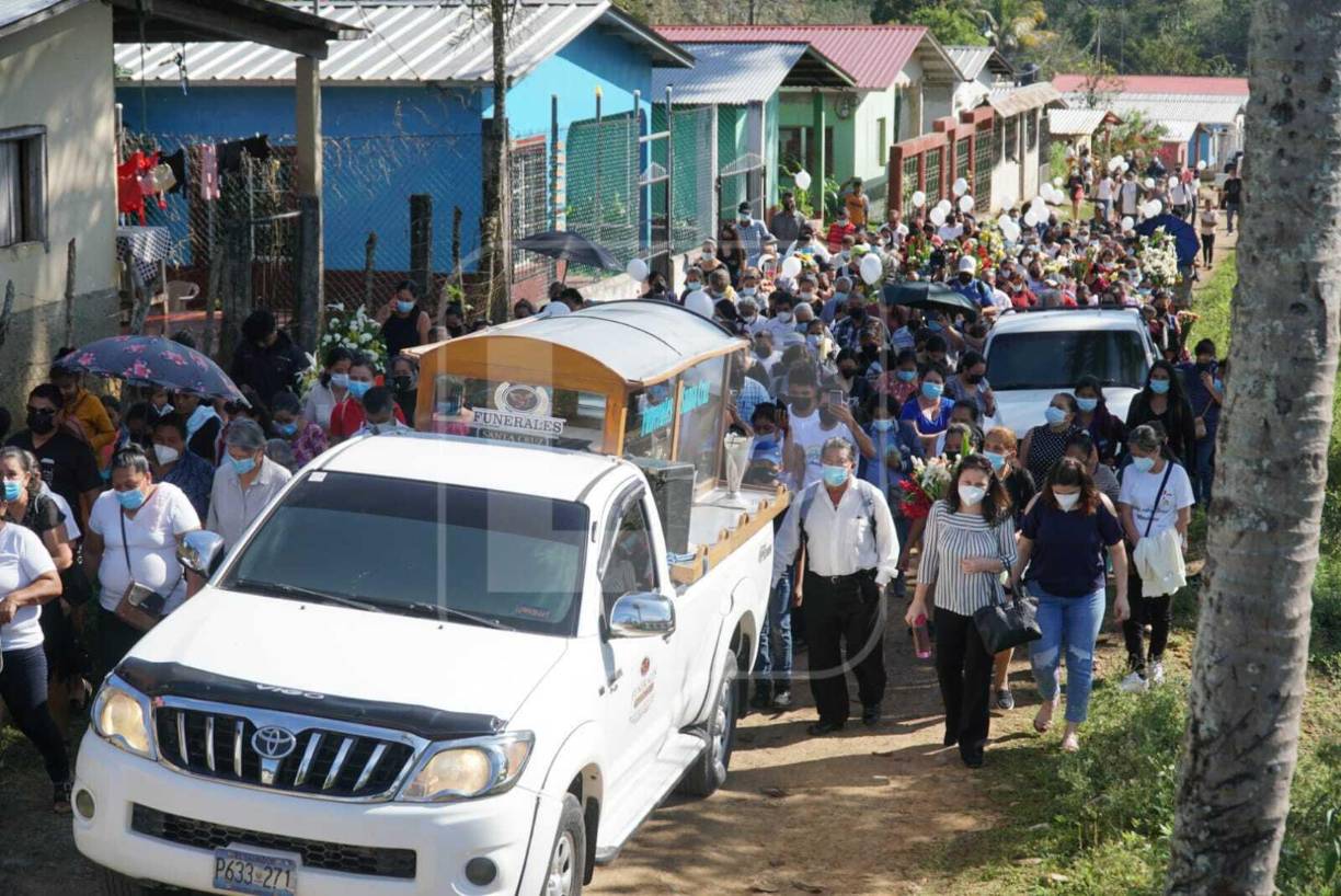 Feligreses de la parroquia San José, del barrio Medina, que él dirigía no dejaron de asistir para darle el último adiós a su querido líder.