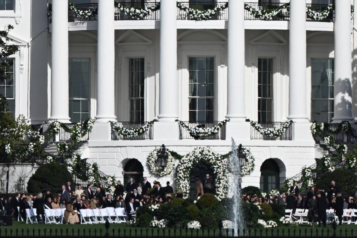 La fachada y la escalinata de la Casa Blanca fueron decoradas con pomposas guirnaldas y adornos florales blancos y desde la escalinata hasta el altar se situó una alfombra blanca sobre la que caminaron los novios y sus padrinos.