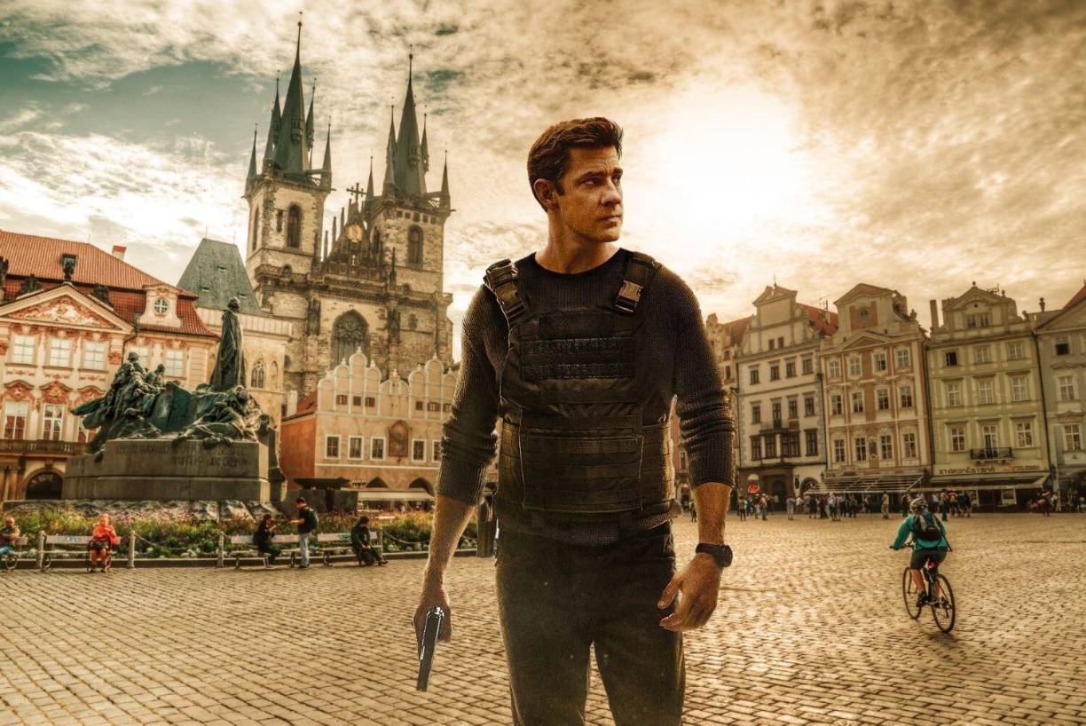 ‘Jack Ryan . La nueva temporada de la serie de acción y suspense nos muestra a Jack Ryan a la fuga y en una carrera contra el tiempo. Jack se ve implicado en una complicada conspiración por error y se convierte en un fugitivo a la deriva. Ahora, buscado tanto por la CIA como por una organización internacional de delincuentes que él mismo ha descubierto, Jack se ve obligado a pasar a la clandestinidad, atravesando Europa y tratando de mantenerse con vida, mientras evita un conflicto mundial masivo.Estreno: 21 de diciembre en Amazon.