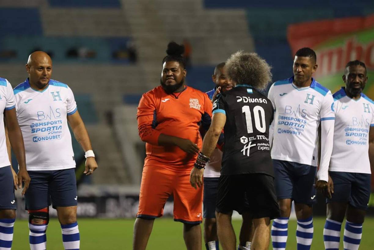 Saúl Fox, mejor conocido como ‘La More’, fue uno de los personajes presentes en el partido de despedida de ‘Rambo’ de León y saludó al ‘Pibe’ Valderrama.