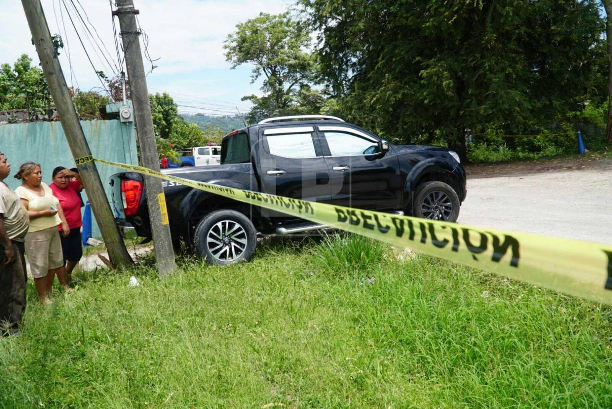 El carro de la pareja retrocedió con la intención de escapar, pero se estrelló la paila en un poste del tendido eléctrico y los sicarios los encañonaron y los obligaron a bajarse del automóvil.