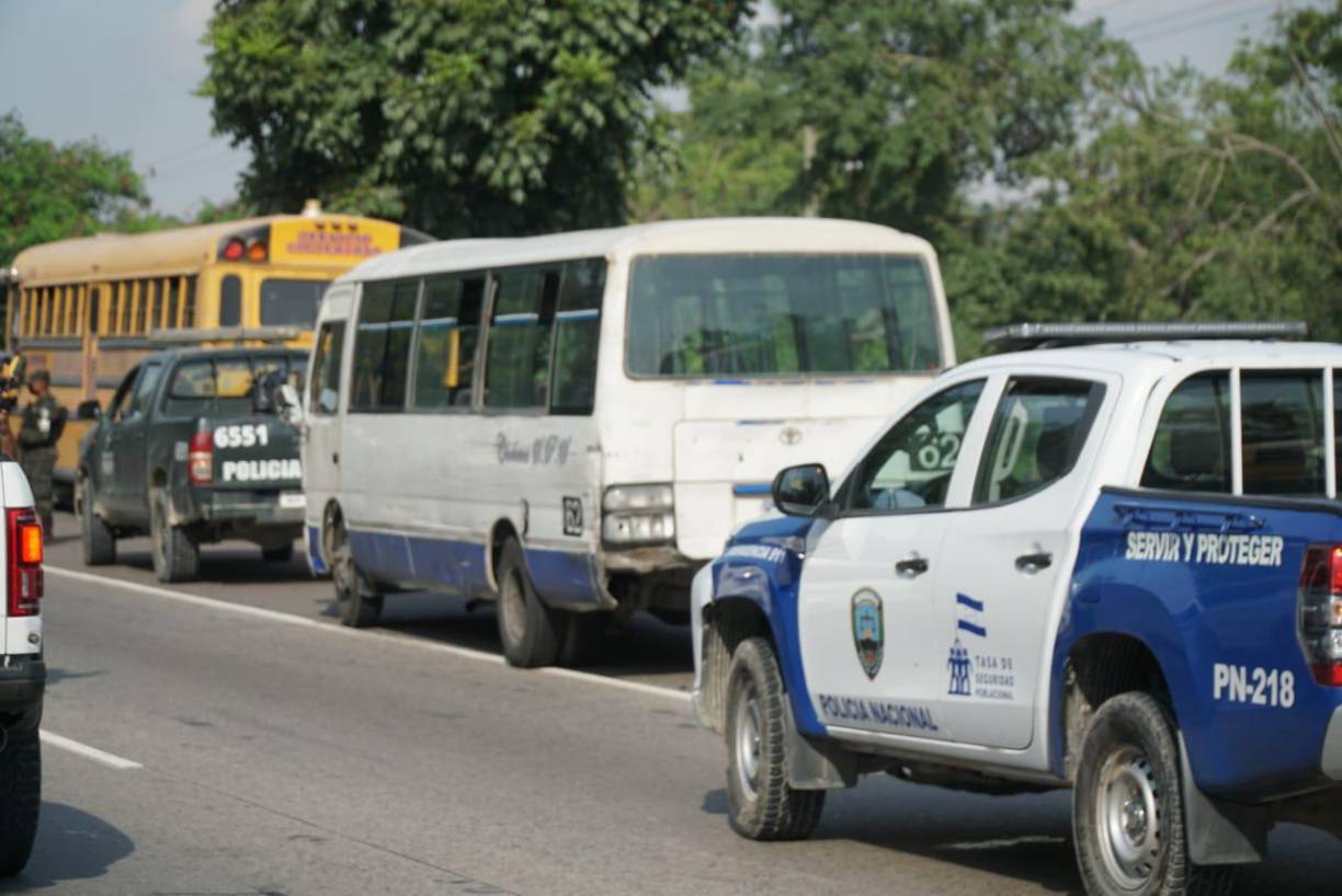 Él fue atacado por supuestos ladrones que abordaron la unidad para despojar de sus pertenencias a los pasajeros, según primeros testimonios recopilados en la escena.
