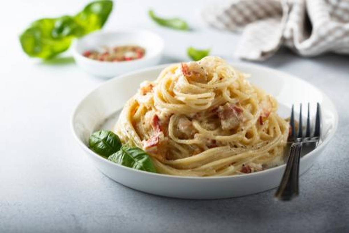 Pasta con Cerdo: Mezcla la carne de cerdo con tu salsa de pasta favorita y sírvela sobre espaguetis o cualquier otra pasta. Añade queso parmesano rallado para un toque extra de sabor.