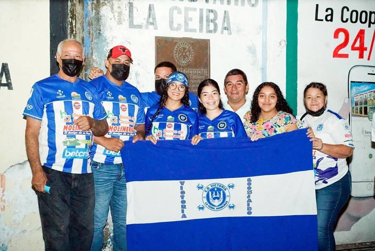 La fanaticada del Victoria también dijo presente en el estadio Ceibeño para apoyar a su equipo.