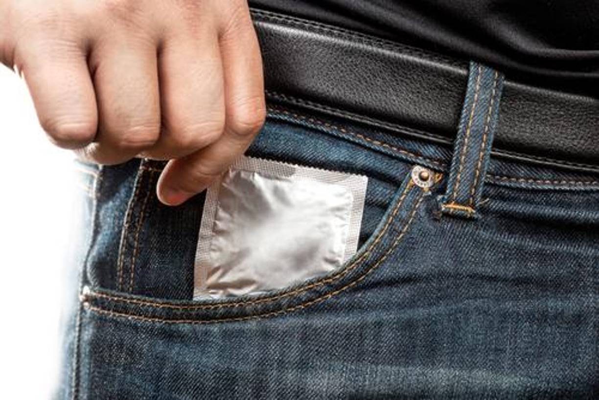 El uso correcto y consistente de condones durante las relaciones sexuales es una de las formas más efectivas de prevenir la transmisión del VIH. Los condones actúan como una barrera que impide el intercambio de fluidos corporales infectados.