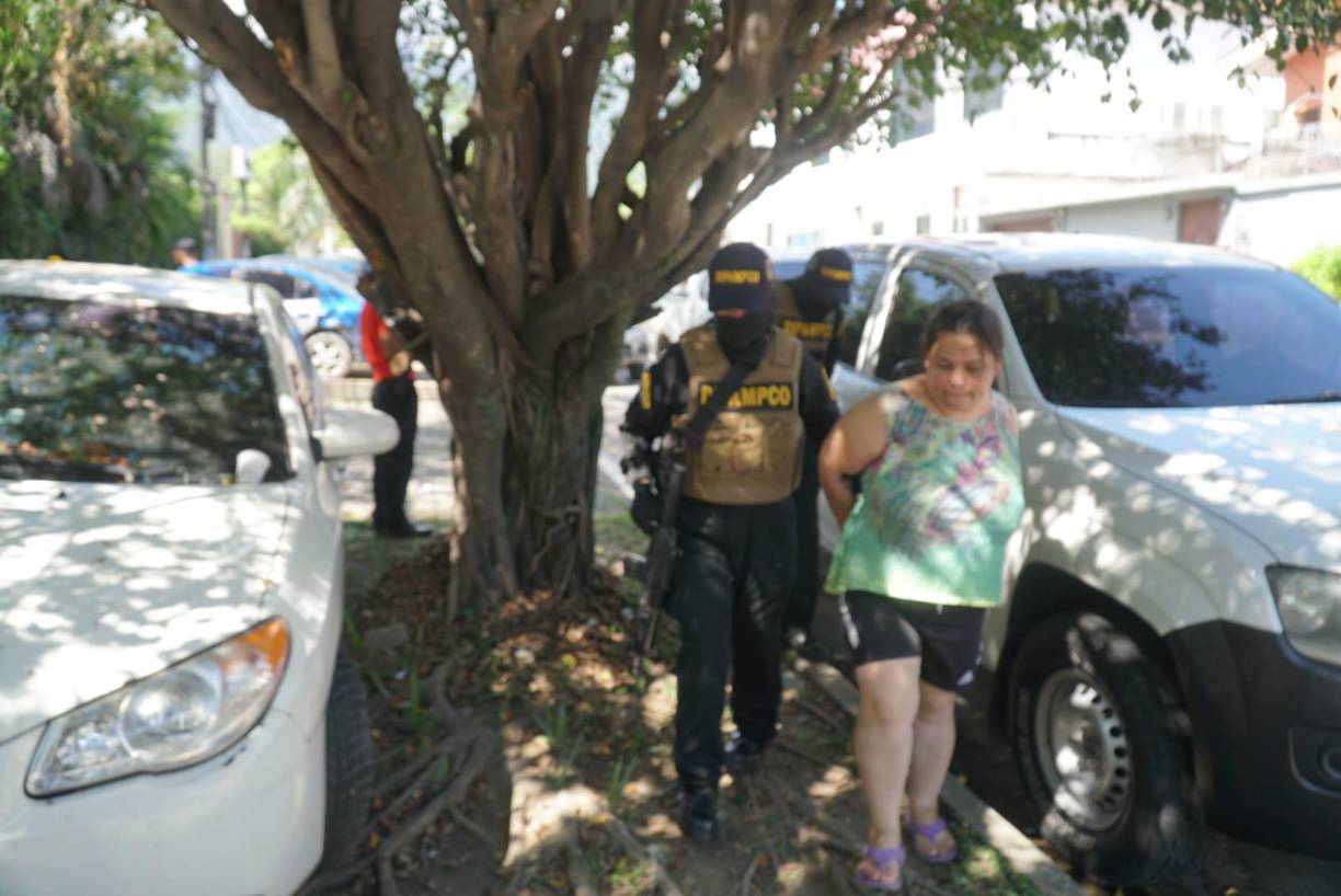 Al momento de sus aprehensión se le decomisó dinero en efectivo, un teléfono celular, cuatro libretas contables con los montos de extorsión, así como los egresos realizados por la misma banda.