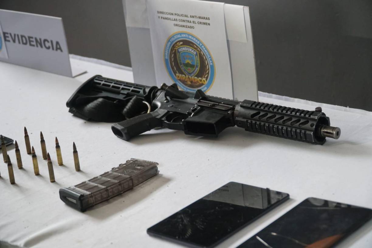 El detenido ha sido identificado como Marco Aurelio Ayala Chirinos, de 42 años, conocido en el mundo criminal de esta pandilla con el alias “El Baby Fantasma / Spider / Invisible”, tiene aproximadamente 18 años de pertenecer a la Pandilla 18, actualmente se dedica a realizar el cobro de la extorsión a transportistas y comerciante del municipio donde se logró su arresto.