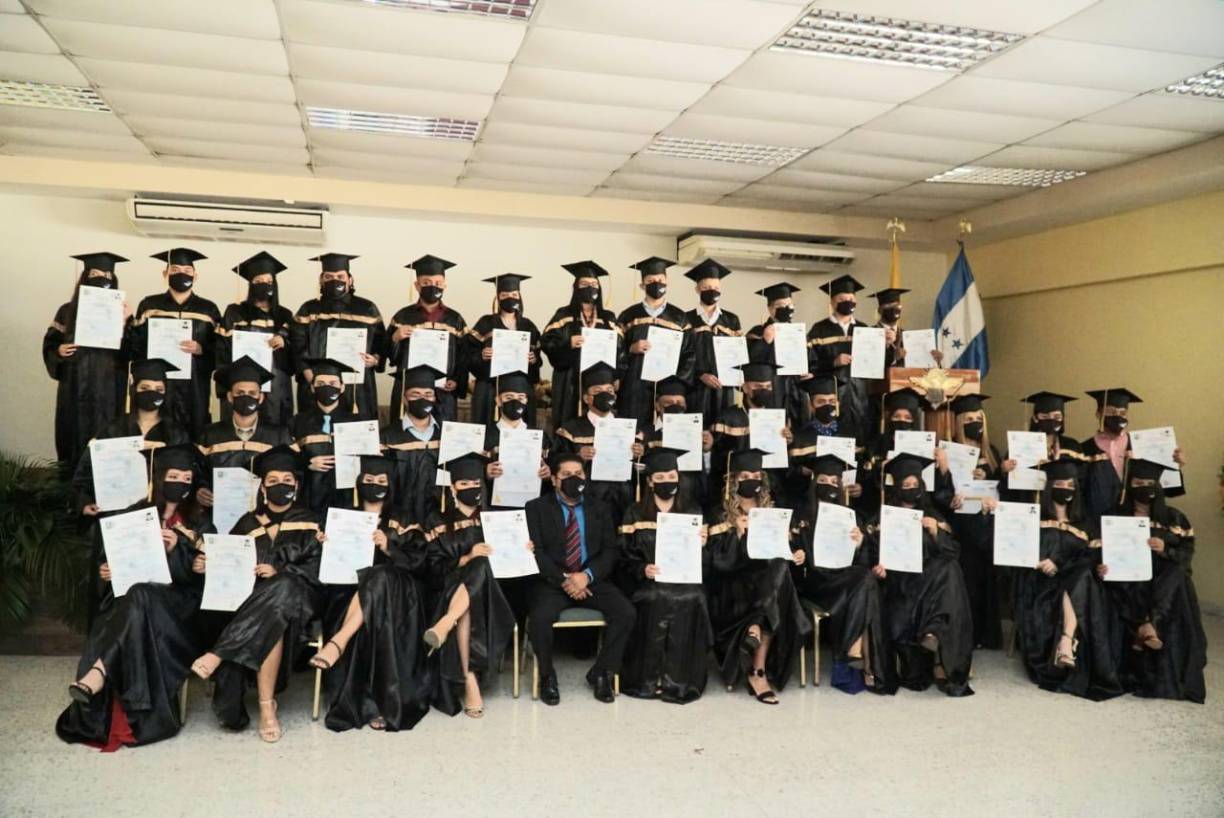 Centro Politécnico del Norte gradua a 55 estudiantes