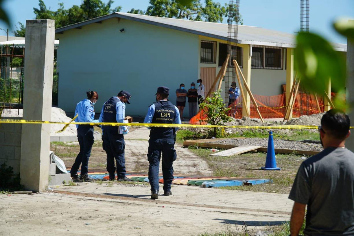 El celador estaba abriendo el portón de hierro, cuando, de pronto, la estructura se desprendió de las columnas en las que estaba sujetada.