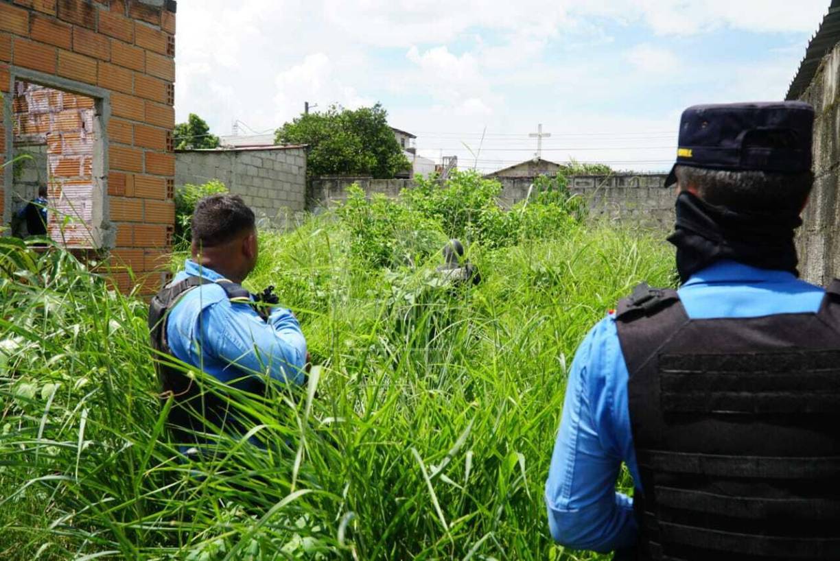 Los elementos policiales buscan a los pandilleros entre matorrales y casas abandonadas de la conflictiva col. La Unión. 
