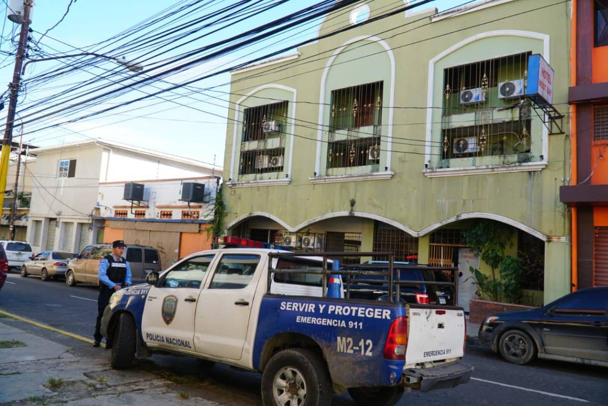 Un hombre murió en el interior del hotel<b> West Bay (5 calle, sexta avenida)</b> en un barrio sampedrano tras un tiroteo. El crimen ocurrió en el barrio El Benque.