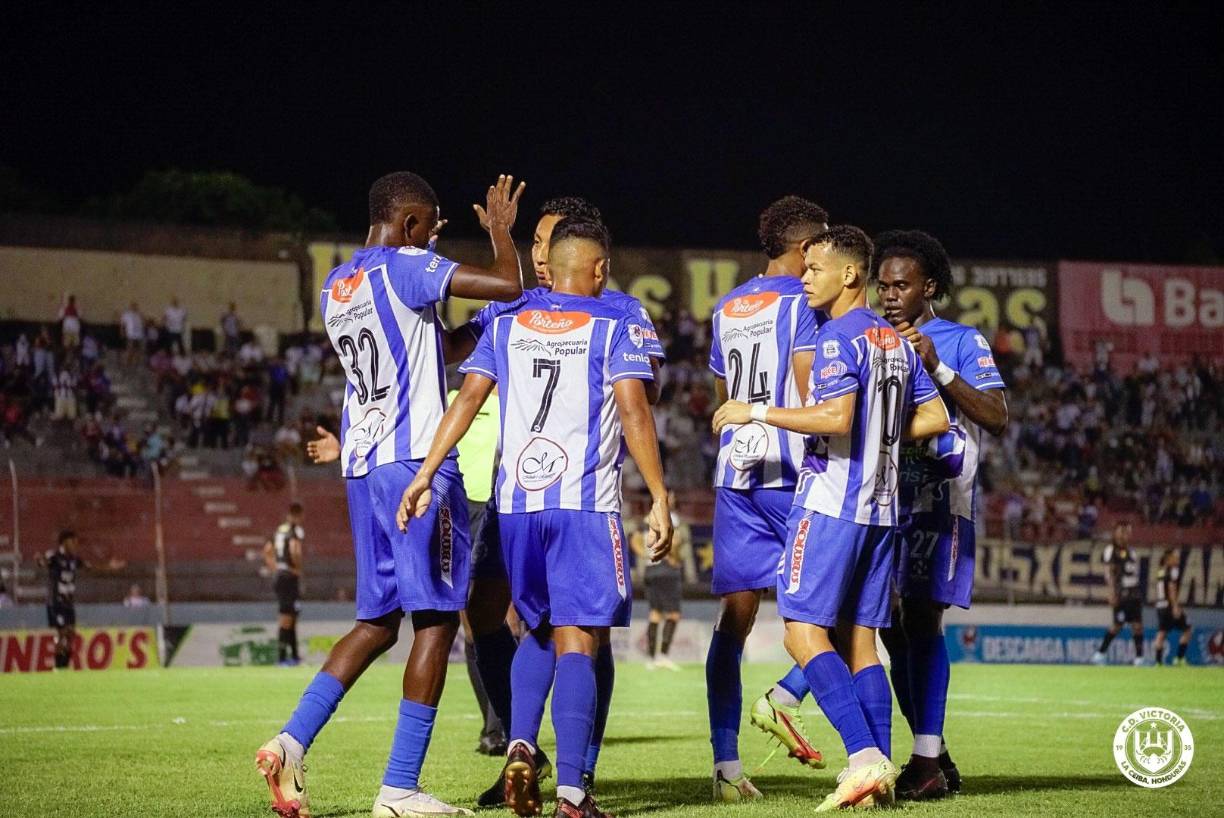 Jugadores del Victoria celebrando el primer gol ante Honduras Progreso.