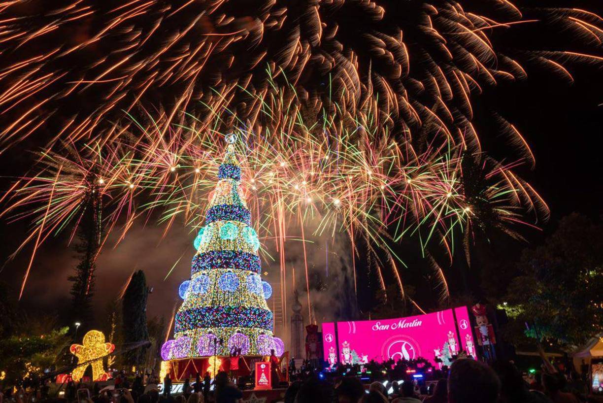 El árbol tiene una altura de 35 metros y está adornado con más de 200,000 luces LED.