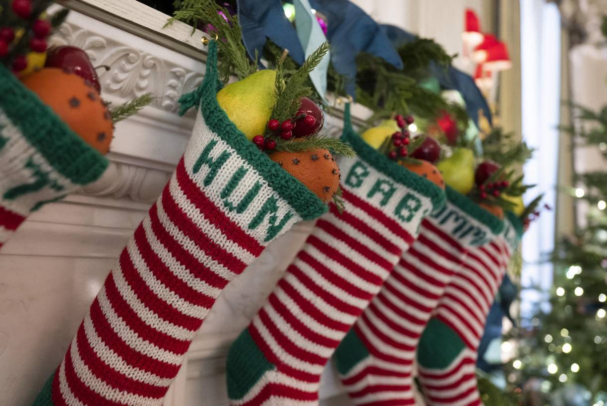 Las botas navideñas de la familia presidencial fueron rellenadas con frutas de la temporada.