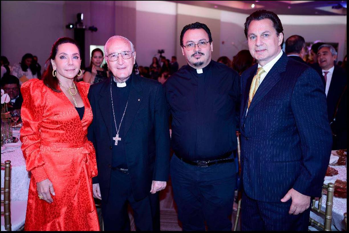 Sandra de Canahuati, monseñor Ángel Garachana, José Luis López y Mario Canahuati