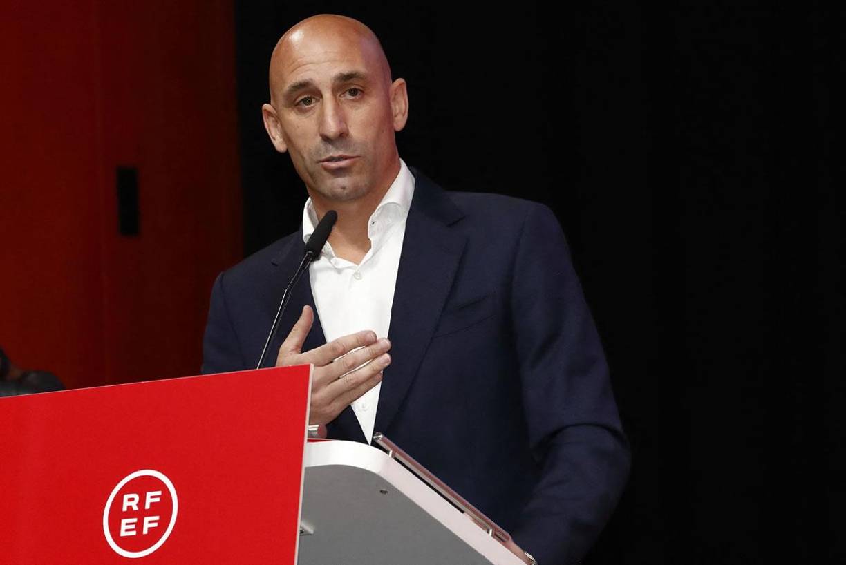 El presidente de la Federación Española de Fútbol (RFEF), Luis Rubiales, acosado por las críticas por su beso forzado a la jugadora Jenni Hermoso en la final del Mundial, rechazó este viernes dimitir en una asamblea extraordinaria del ente federativo.