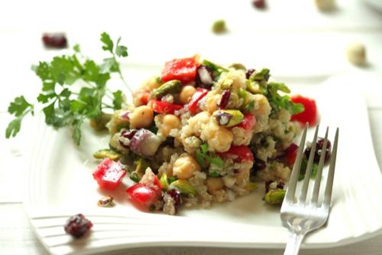 6. Ensalada de quinoa y granada: Para una opción más saludable, prueba una ensalada de quinoa con granada. Cocina la quinoa y mézclala con semillas de granada, pepino, pimentón, pistachos, menta y una vinagreta de limón.