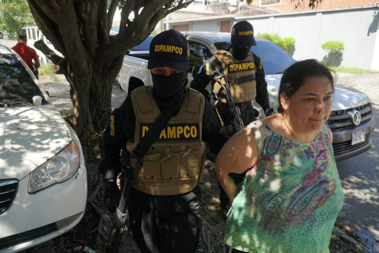 También se le decomisaron 18 tarjetas SIM y un bolso color azul.