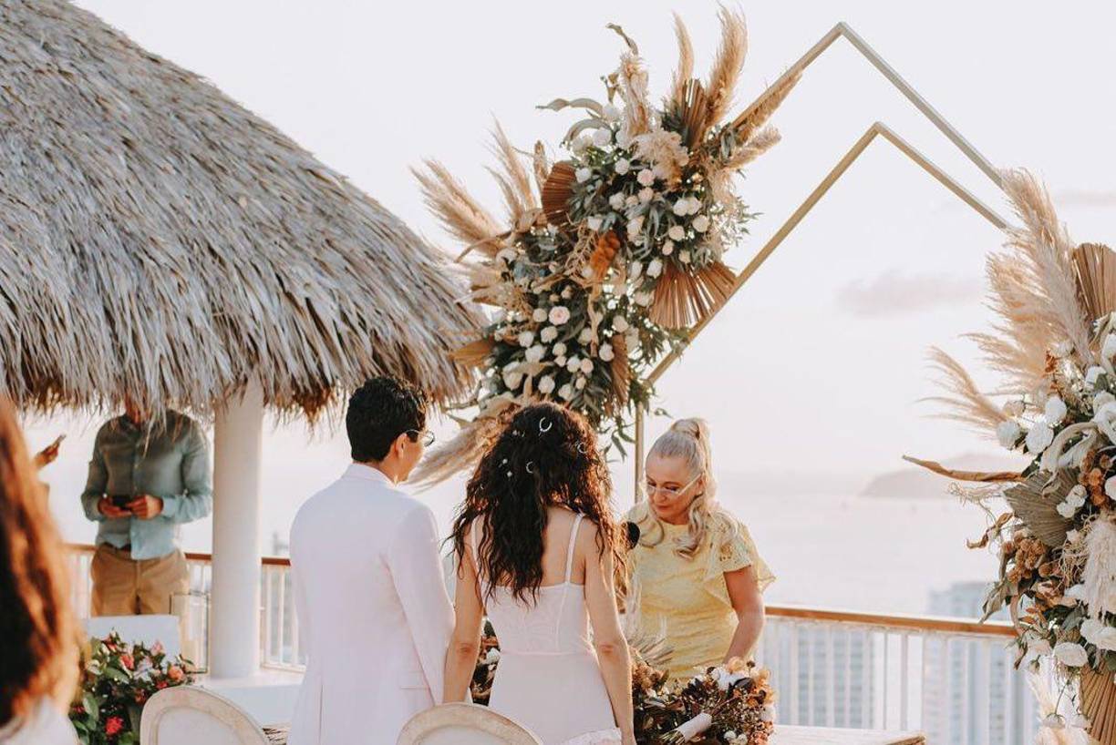 En los videos que el actor compartió en sus historias de Instagram, se ve a la estrella de la cinta ‘La boda de Valentina’ con un look muy sencillo y discreto formado por un vestido de holanes rosas y blancos que adornó con un cabello suelto y un maquillaje natural.