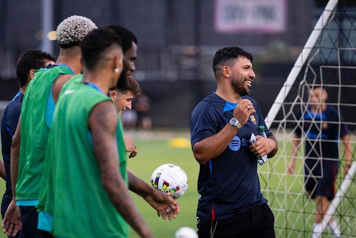 “¿De verdad que están pelotudeando, no?”. En ese momento Piqué quiso poner punto final a la polémica y evitar un cruce con DJMariio, algo que fue inevitable.