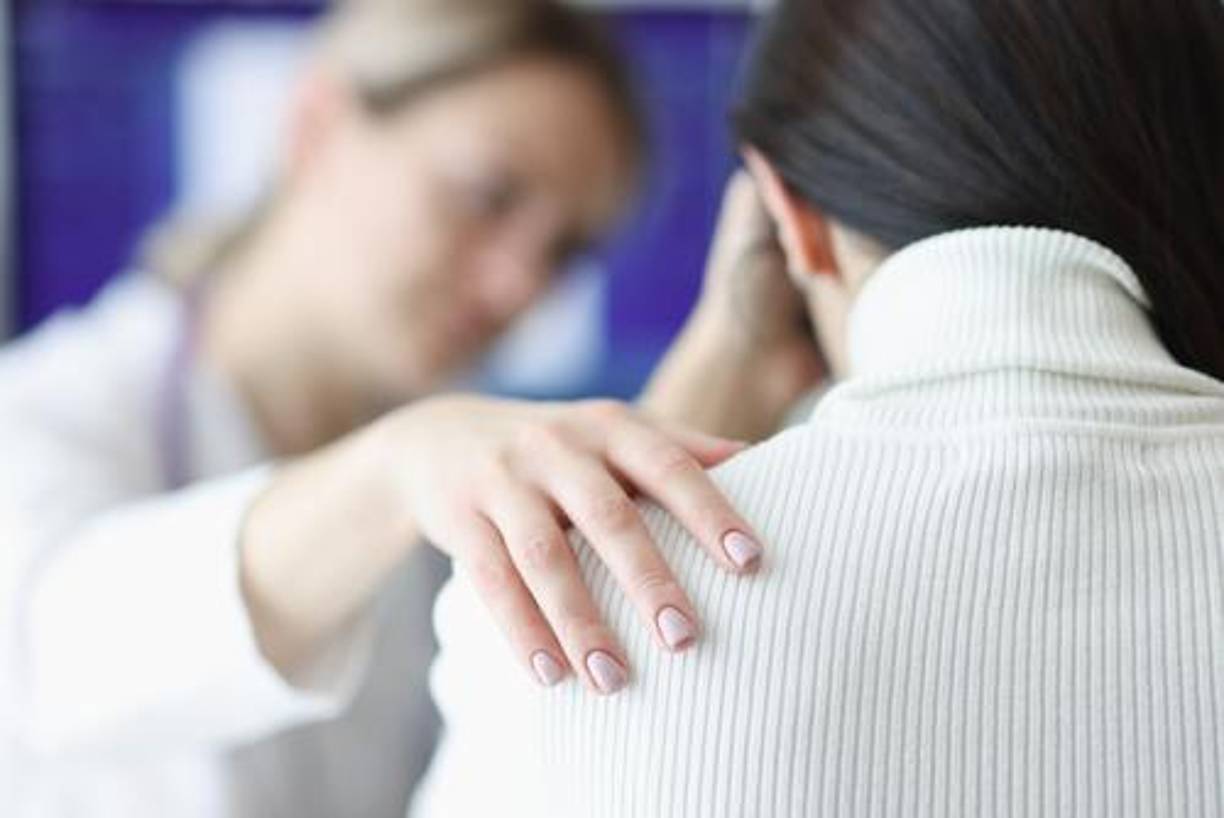 Después de la fase inicial, el VIH entra en una etapa de latencia clínica donde el virus sigue activo pero se reproduce a niveles muy bajos. Durante esta fase, que puede durar varios años, muchas personas no presentan síntomas. Sin embargo, el virus sigue dañando el sistema inmunitario.