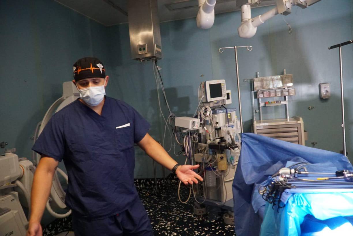 La mayoría de estos pacientes serán tratados en los diferentes centros médicos terrestres del buque, hospitales locales, y algunos pacientes podrán ser elegidos para los servicios quirúrgicos a bordo del buque hospital.