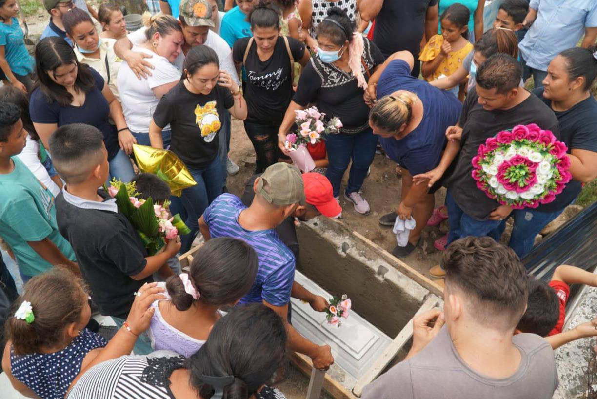 Llanto y tristeza en sepelio de niña asesinada en Choloma, Cortés. 