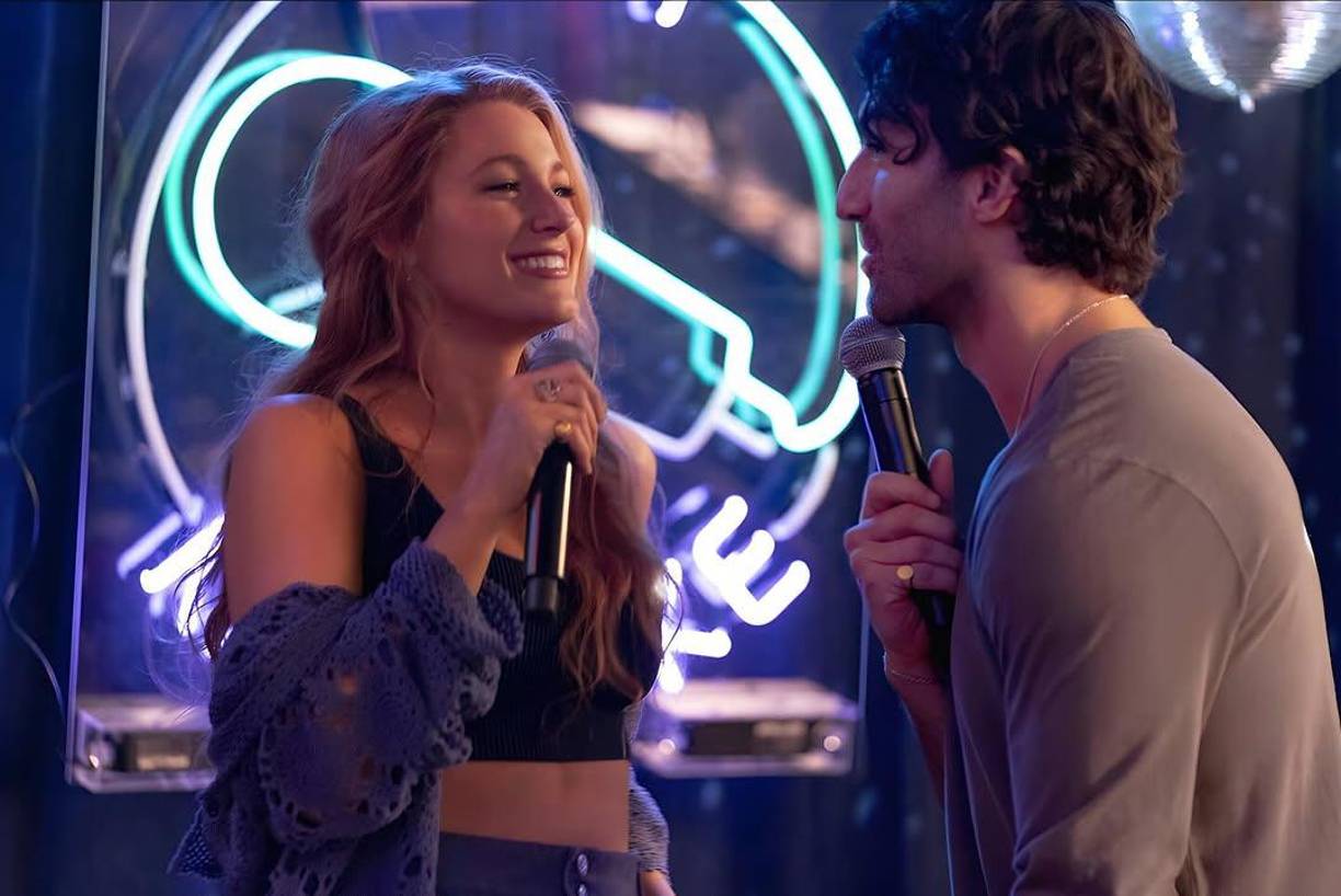 La imagen pública de Blake Lively se vio afectada durante la gira de prensa de la película que ambos protagonizan, ya que los fans del libro criticaron su actitud en las entrevistas, donde le dio más relevancia a promover su línea de productos para el cabello que ahondar en la historia sobre abuso intrafamiliar que trata el guion.