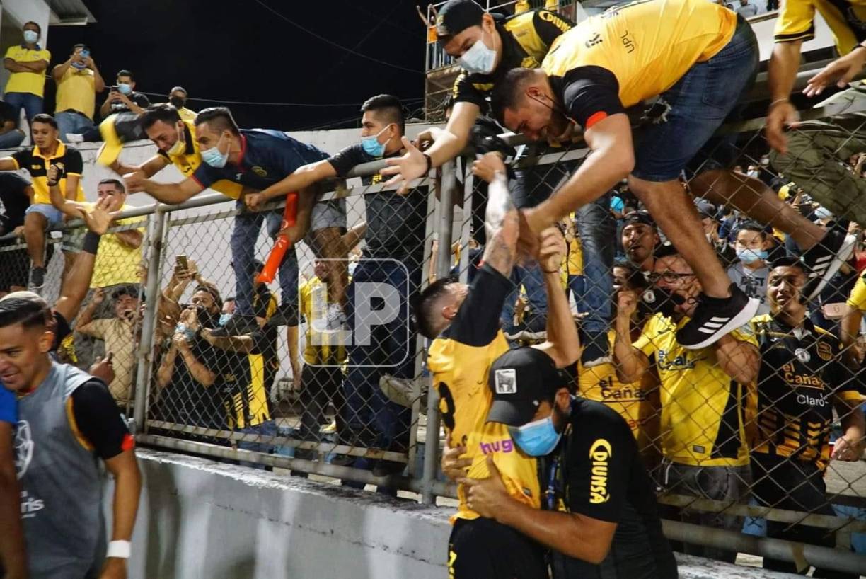 Ramiro Rocca celebró con los aficionados la clasificación a la final.