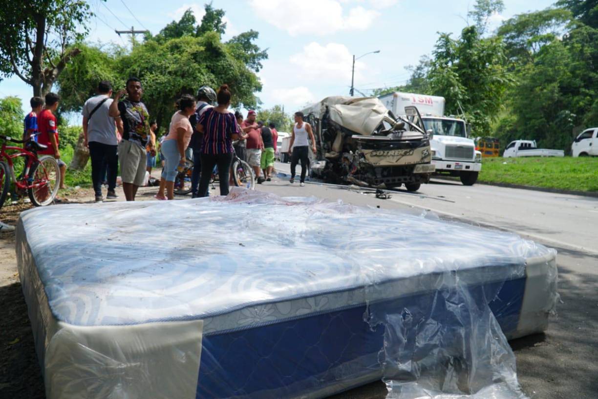 ¡Se salvan de milagro! Autobús impacta con rastra en Choloma; hay una docena de heridos (FOTOS)