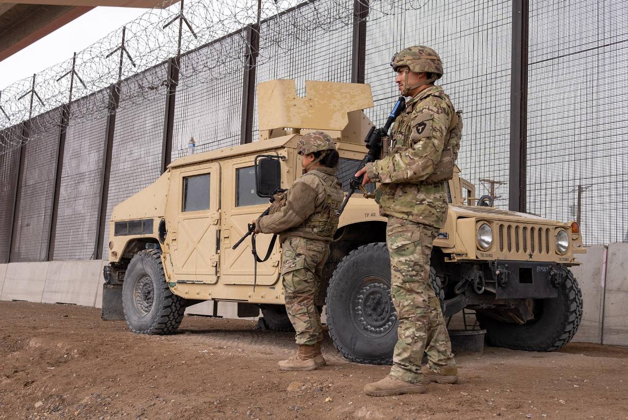 De su lado, el gobernador de Texas, Greg Abbott, uno de los principales aliados de Trump, anunció el despliegue de 400 militares “especialmente entrenados” que acudirán a la frontera con aviones de transporte y helicópteros.