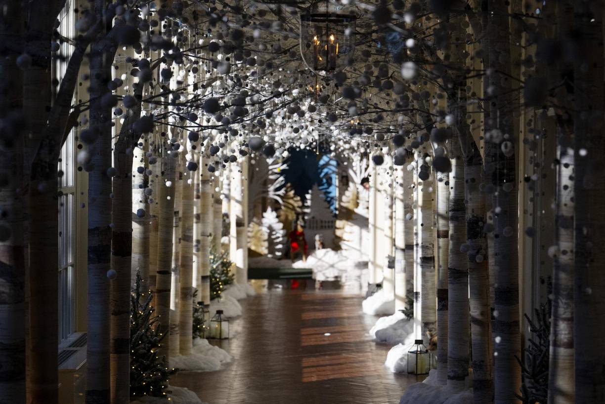 Los adornos de este año incluyen más de 83,000 luces, guirnaldas, 77 árboles de Navidad y 25 arreglos florales en la parte exterior de la Casa Blanca.