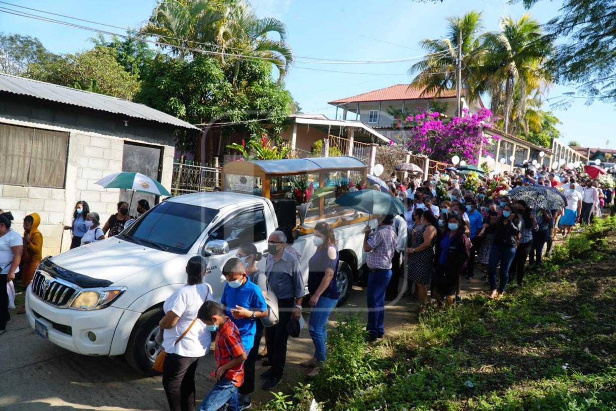 Muchos llegaron vestidos de blanco, reflejando el deseo del cese de la violencia en Honduras.