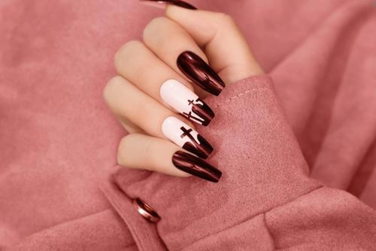 Uñas en granate: la elegancia de lo oscuro.El granate es otro de los colores favoritos para la manicura de Halloween. Este tono, que combina la intensidad del rojo con la profundidad del púrpura, se asocia con el lujo, la sofisticación y un toque de misterio, lo que lo convierte en una elección perfecta para quienes buscan una manicura más elegante sin perder la esencia oscura de la temporada.