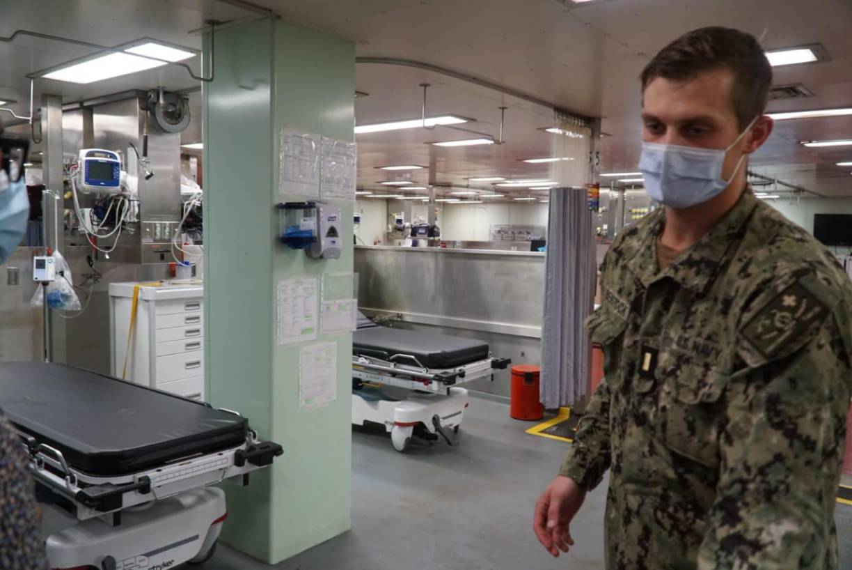 “El USNS Comfort llegó a Honduras como parte de Promesa Continua. El personal trabaja con homólogos (hondureños) para dar atención médica, dental y veterinaria, además de realizar programas de preparación para emergencias y seminarios para avanzar el papel de la mujer en la sociedad”, precisó la embajada de EEUU.